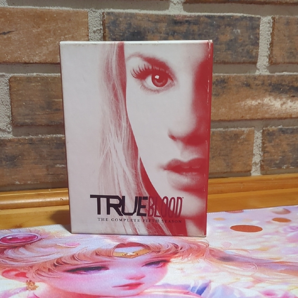 True Blood: The Complete Fifth Season – Red Cover – DVD Set - Picture 2 of 13